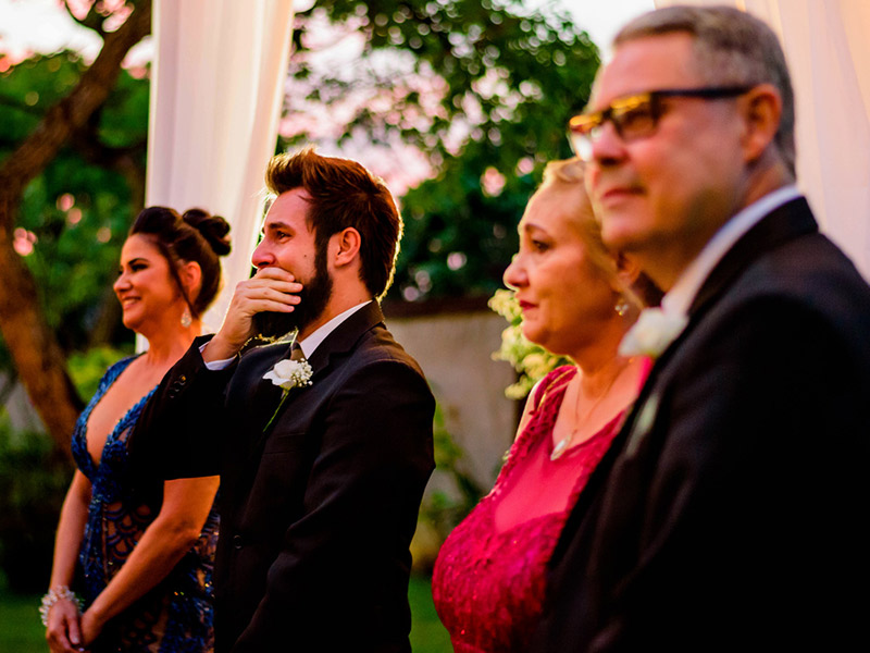 Mini Wedding noivo emocionado ao ver a noiva entrando