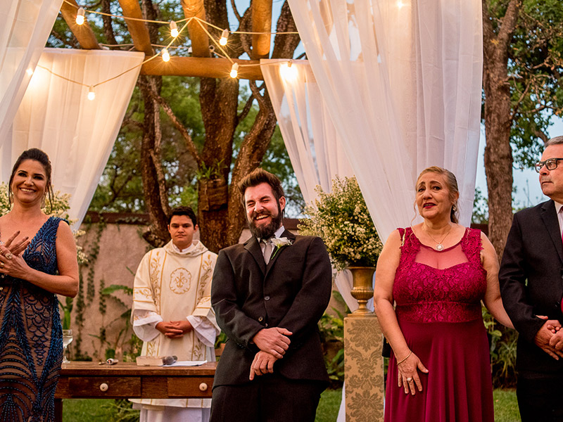 Mini Wedding noivo rindo no altar