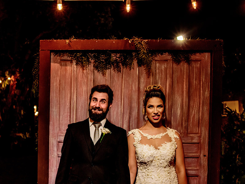 Mini Wedding noivos fazendo careta para foto