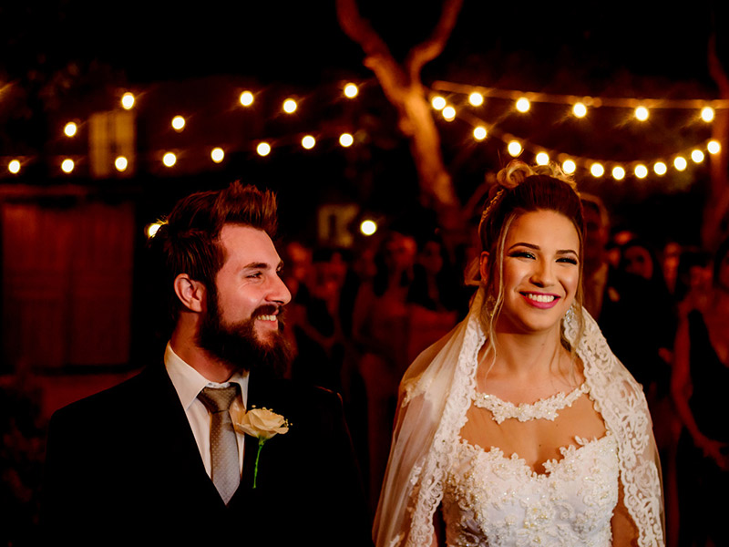 Mini Wedding noivos no altar sorrindo