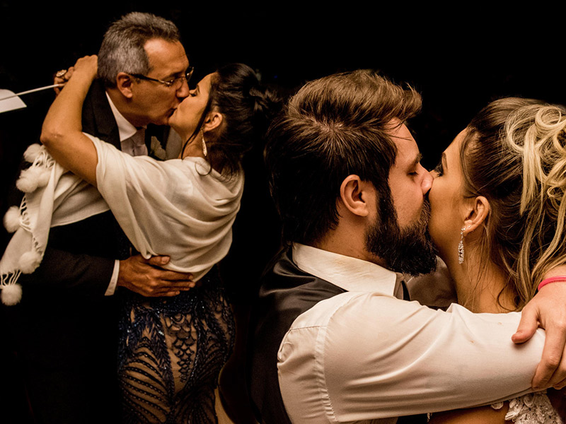 Mini Wedding noivos se beijando ao lado dos pais da noiva que estão se beijando