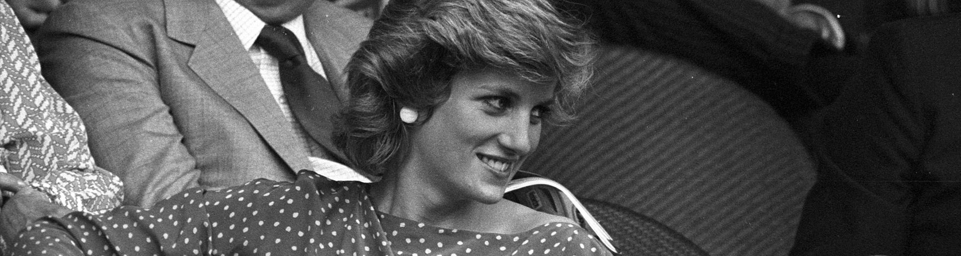 Princesa Diana em jockey club|Princesa Diana e príncipe Charles na saída do casamento|Princesa Diana em vestido azul bebê tomara que caia|Princesa Diana com uma menina africana|Princesa Diana de calça em evento social|Princesa Diana com vestido da Dior por John Galliano