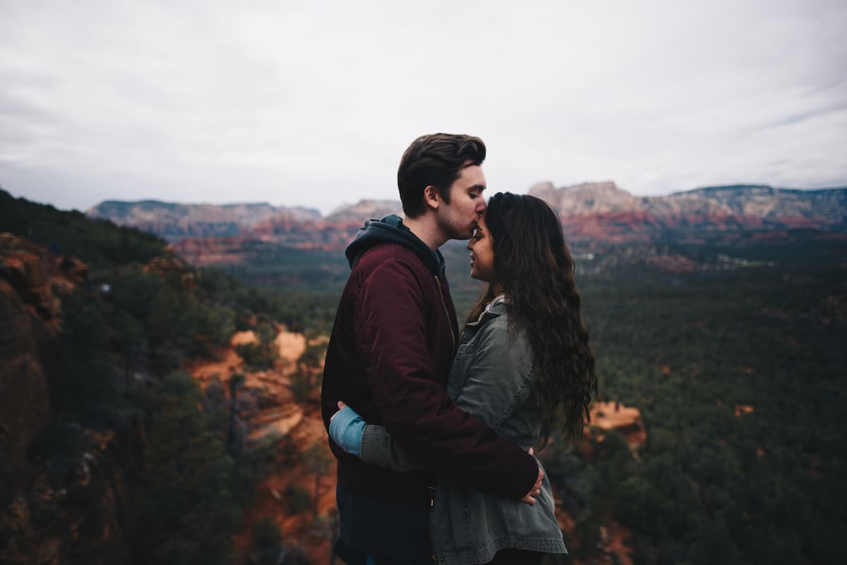 Imagem de um casal no topo da montanha abraçados|ano novo a dois 1|ano novo a dois abre|||ano novo a dois trancoso|ano novo a dois deserto do atacama|ano novo a dois namíbia|ano novo a dois bento goncalves|ano novo a dois arco los cabos|ano novo a dois Seychelles|ano novo a dois tailandia|||Imagem aérea de Praga|Imagem aérea da cidade de Sidney|Imagem das ruas históricas de Quioto no pôr do sol|Imagem da cidade de Roma na luz do dia|Imagem noturna de um templo em Helsinque|Imagem de grandes prédios da cidade do Rio de Janeiro|Imagem de uma ponte iluminada de Paris|Imagem aérea da cidade de Salvador|Imagem de uma praia paradisíaca em Fernanda de Noronha|Imagem aérea da cidade do Rio de Janeiro|Imagem de casas antigas em Ouro Preto|Imagem de uma cachoeira na Chapada dos Veadeiros|Imagem das ruas com casas antigas em Gramado|Imagem de uma ponte em Florianópolis