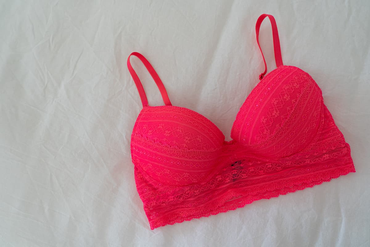 |amigas-no-chá-de-lingerie|noiva-adivinha-presente-em-chá-de-lingerie|convidadas-brincam-em-chá-de-lingerie|madrinha-entrega-presente-para-noiva-adivinhar|Noiva abre presente em chá de lingerie.|amigas-se-divertem-em-chá-de-lingerie|arara-com-lingeries|Brindes para convidadas de chá de lingerie.|brincadeiras-para-chá-de-lingerie|