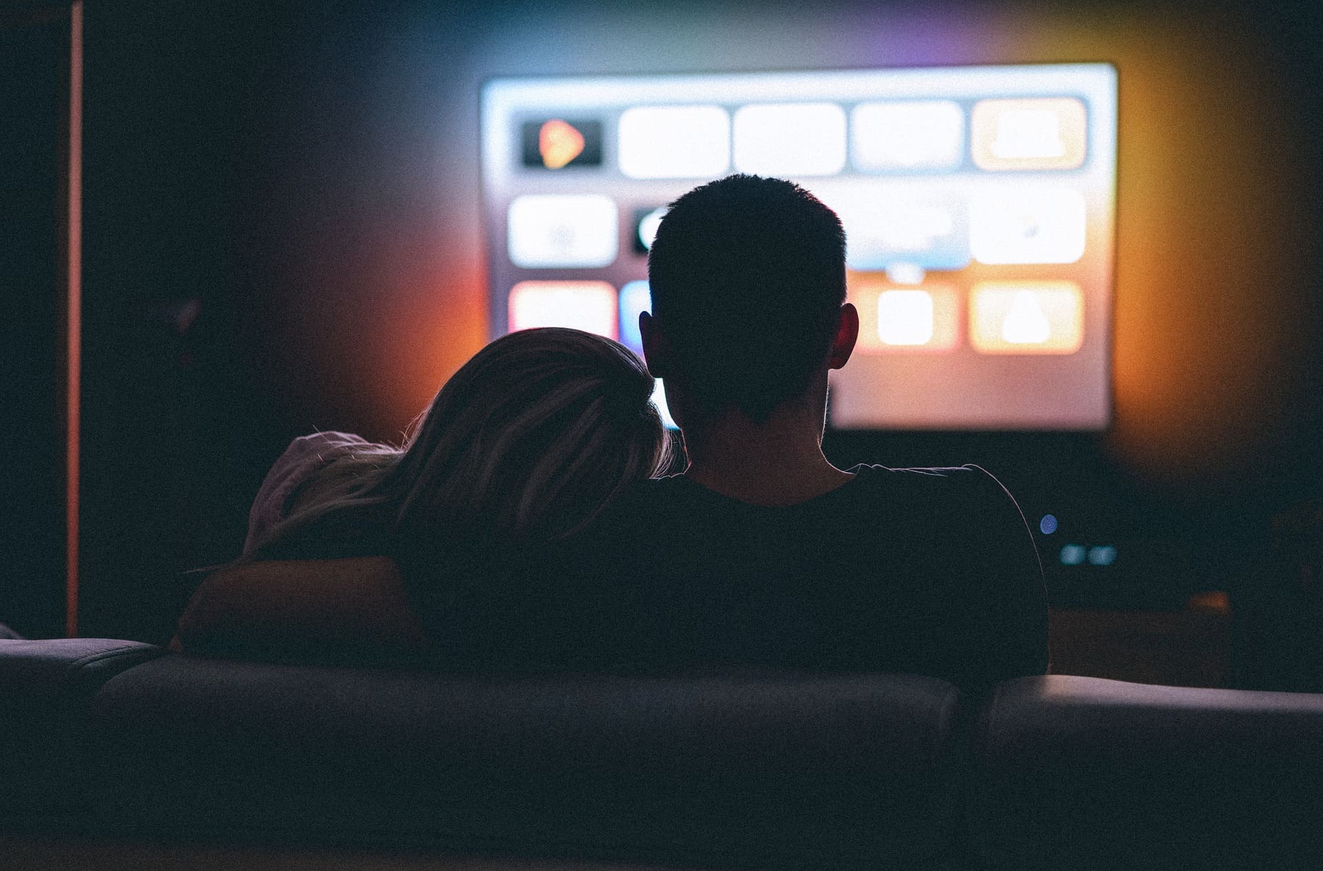 Silhueta de uma casal assistindo televisão. Imagem disponível em Pixabay.||Jack e Rose - Titanic|||Ron Weasley e Hermione Granger||Monica e Chandler||||||Naruto e Hinata