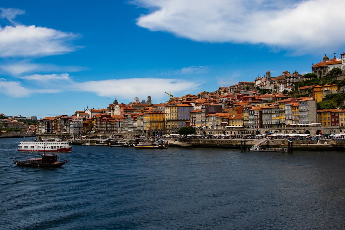 Imagem de uma vista da baía de Portugal|Casamento em Portugal|Casamento em Portugal|Casamento em Portugal|Casamento em Portugal|casamento em portugal||Casamento em Portugal|Casamento em Portugal|Casamento em Portugal|Casamento em Portugal|Casamento em Portugal|Casamento em Portugal|Casamento em Portugal|Casamento em Portugal||Casamento em Portugal||casamento em Portugal||Imagem de um casal de noivos no alto de um penhasco|Imagem de casa históricas em Portugal|Imagem de uma praia em Portugal|Imagem de uma casa rosa na rua de Portugal