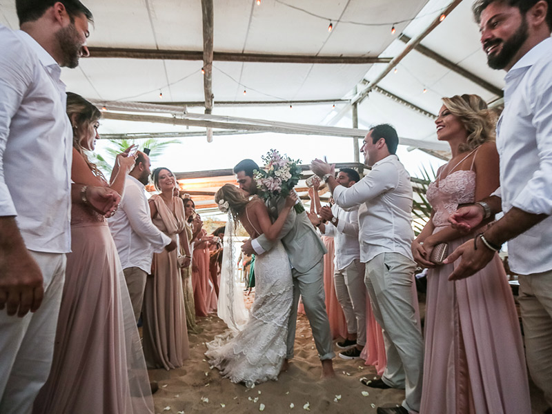 casamento na praia beijo noivos