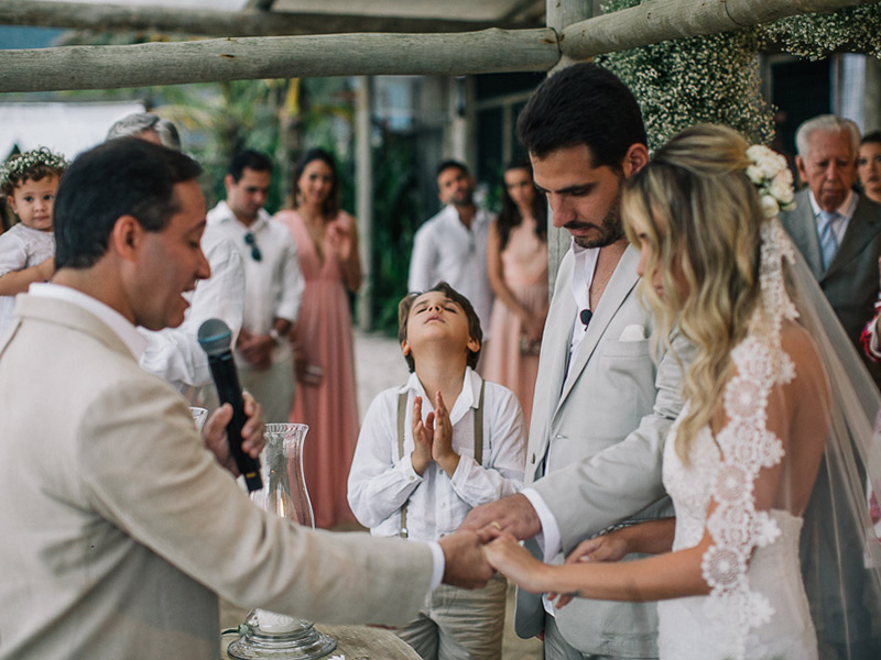 casamento na praia benção alianças