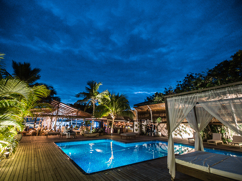 casamento na praia com piscina