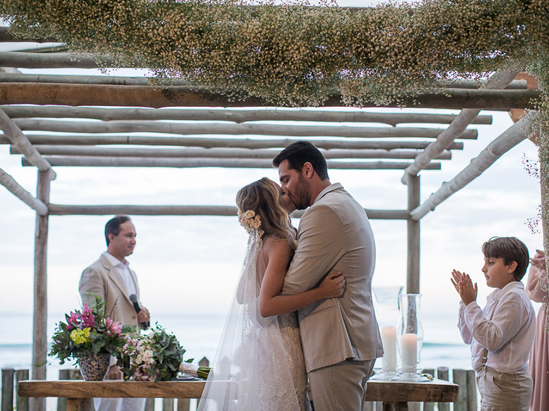 casamento na praia noivos