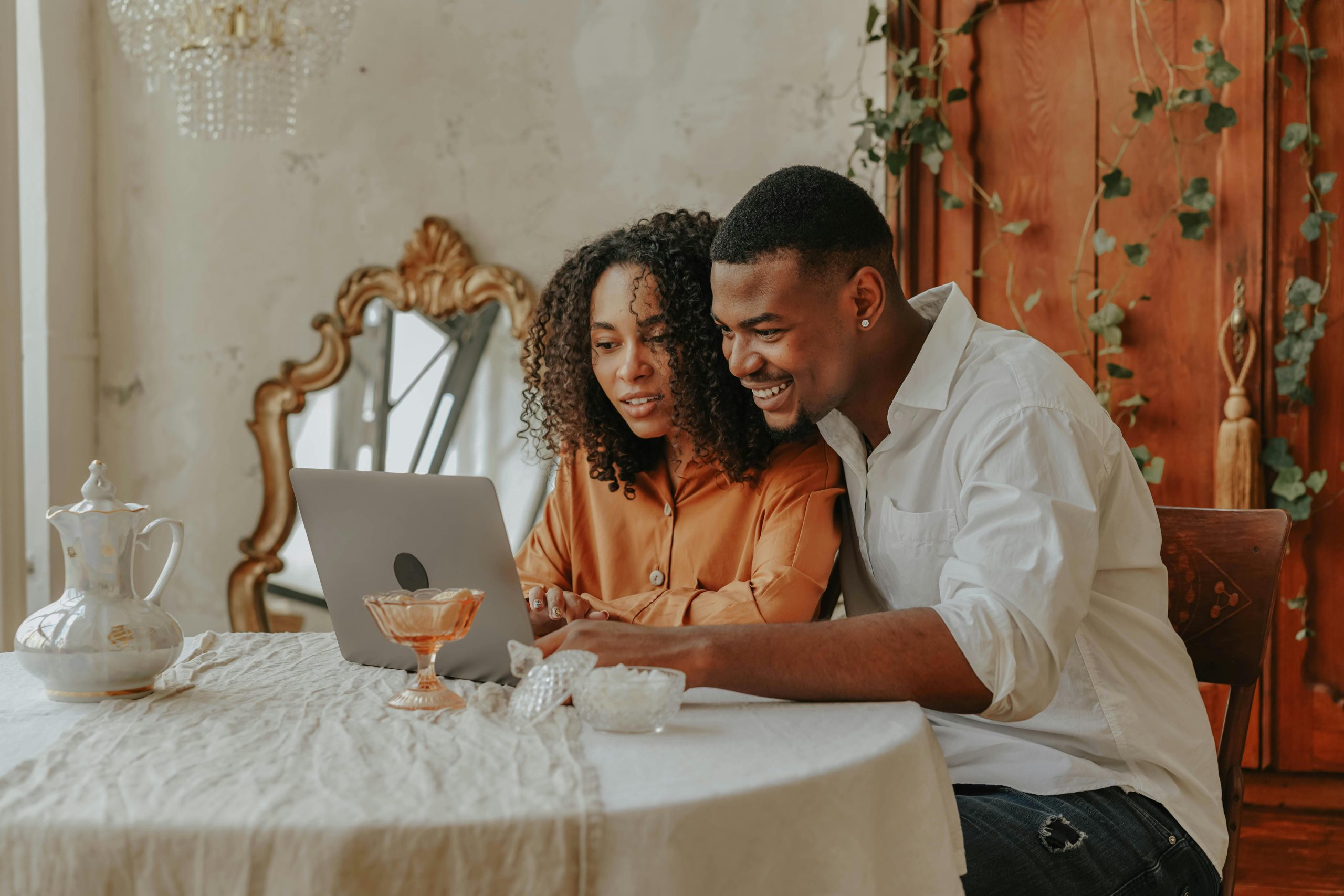 Casal planejando casamento simples com planilha e notebook