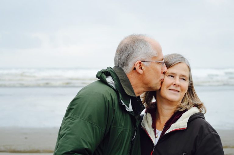 Imagem de um casal de idosos se beijando na praia|casal-se-beijando-na-floresta|casal-abraçado-em-foto-preta-e-branca|bodas-de-casamento||||bodas de casamento|bodas de casamento|bodas de casamento|Bodas-de-casamento-Significados-e-onde-celebrar|Reprodução Pinterest|bodas de casamento|bodas de casamento||||Imagem mostra um homem segurando um buquê de flores brancas