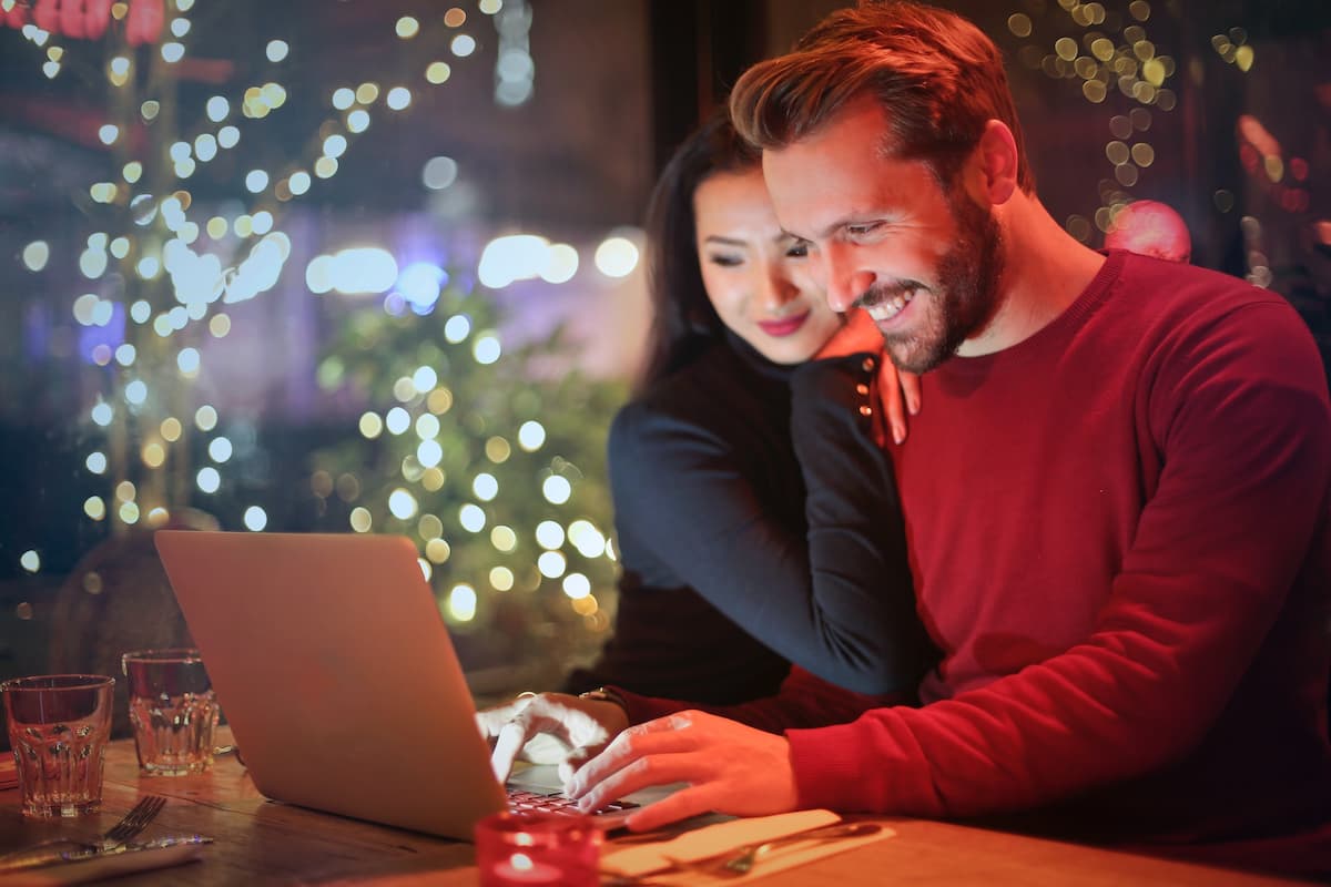 Imagem de um casal abraçados olhando para o computador|lista de casamento convertida em dinheiro|Mãos seguram um tablet com a a plataforma da icasei.|Tela de um computador com o navegador aberto no site da icasei.|lista de casamento convertida em dinheiro|lista de casamento convertida em dinheiro|lista de casamento convertida em dinheiro|||celular mostrando presente fictício na lista de presentes convertida em dinheiro|Ilustração de umas lista de presentes com alguns produtos e cédulas de dinheiro.|Imagem de um casal viajando juntos em uma van|Imagem de objeto de decoração na entrada do casamento|