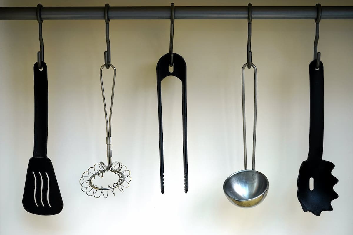 Imagem de utensílios de cozinha prata e pretos pendurados|||||||Amigas comemoram chá de panela.|Amigas comemoram o chá de panela. Imagem disponível em Shutterstock.||Amigas comemoram chá de panela. Imagem disponível em Shutterstock.|noiva sorrindo cercada de presentes da sua lista de chá de panela|Ilustração de modelo de convite de chá de panela. A lista de chá de panela estaria em anexo|Ilustração de modelo de convite de chá de panela|||Imagem de um casal na cozinha fazendo comida juntos|Imagem de uma cozinha com tons brancos e móveis de madeira|Imagem de utensílios de cozinha de madeira do lado do fogão|“Casal feliz organizando lista de chá de panela na cozinha”|“Caderno com anotações de presentes para chá de panela ao lado de um notebook”|“Casal feliz organizando lista de chá de panela na cozinha”|Convidadas se divertindo em brincadeiras durante o chá de panela