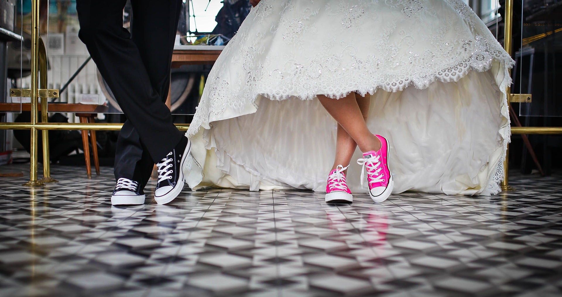 Casamento Temático: noivos usando tênis coloridos no dia do casamento|Casamento Temático Cultural: noiva e madrinhas usando Sari
