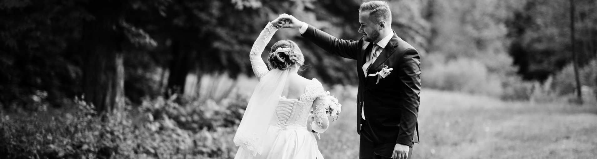 Imagem de um casal dançando no casamento|casal-dancando-musica-romantica-em-casamento||casal-dancando-musica-romantica-em-casamento|casal-dancando-musica-romantica-em-casamento|casal-dancando-musica-romantica-em-casamento|músicas românticas para casamento|músicas românticas para casamento|músicas românticas para casamento|músicas românticas para casamento|Imagem de um casal dançando sorrindo no casamento|Imagem de um casal dançando abraçados no casamento|Imagem de um casal dançando no casamento com uma luz rosa no ambiente|Imagem de um casal de noivos dançando no casamento