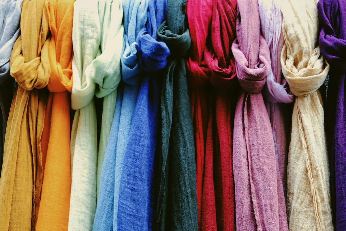 Diversos tecidos coloridos|madrinhas-com-vestidos-de-cores-diferentes|madrinhas-com-vestidos-de-cores-diferentes|vestido-de-madrinha-de-cor-quente|vestido-de-madrinha-de-cor-fria|madrinhas-com-vestidos-de-cores-diferentes|vestido-de-madrinha-rosa-e-acessórios-coloridos|||Duas mulheres escolhendo a melhor combinação de cores para um look|C|Duas mulheres vestido rosa e azul se olhando para uma foto|Madrinhas usando vestidos de tons diferentes de azul segurando flores coloridas