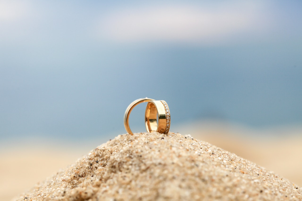 Alianças de ouro na areia|convite-para-casamento-na-praia|estilo-de-papelaria-para-casamento-na-praia|convite-para-praia-com-papel-kraft|convite-de-casamento-em-aquarela|convite-de-casamento-em-aquarela|convite-para-casamento-na-praia|convite-para-casamento-com-palmeiras-desenhadas|convite-para-casamento-na-praia|convite-para-casamento-na-praia|convite-para-casamento-na-praia|convite-para-casamento-na-praia|convite-para-casamento-na-praia|convite-para-casamento-na-praia|convite-para-casamento-na-praia|convite-para-casamento-na-praia|convite-para-casamento-na-praia|convite-para-casamento-na-praia|convite-para-casamento-na-praia|convite-para-casamento-na-praia|convite-para-casamento-na-praia|convite-para-casamento-na-praia|convite-para-casamento-na-praia|convite-para-casamento-na-praia|Decoração de casamento na praia com flores rosas nas cadeiras|convite-aquarela-casamento|Convite pintado com coqueiros|Convite de casamento com um sapato branco ao lado|Convite em uma mesa de madeira com uma flor rosa ao lado|Casal de noivos na praia