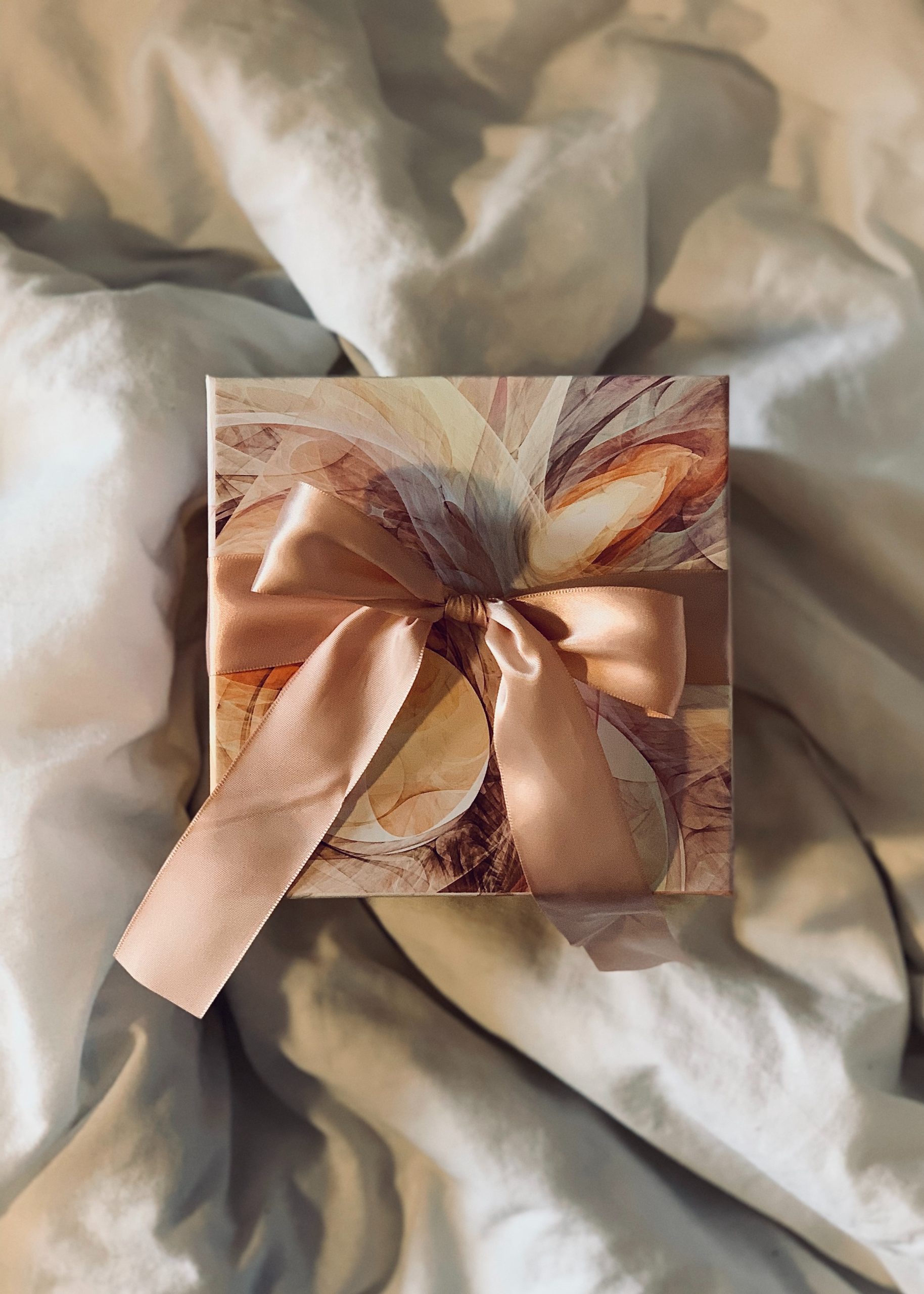 Detalhe de caixa marrom com laço como presente de casamento|||||Presente de casamento: como agradecer?|Cartões de agradecimento|Presente de casamento: o que escrever no cartão de agradecimento?|Lembrancinha de casamento: presente para os convidados|Presente de agradecimento