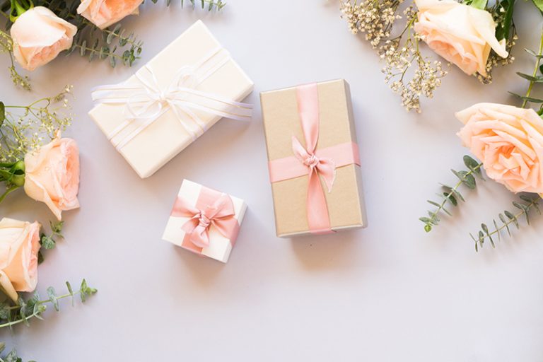 Três caixas de presentes de casamento