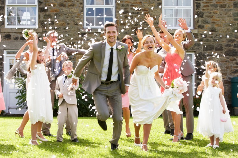 Casal de noivos celebrando cerimônia de casamento com amigos.||||||