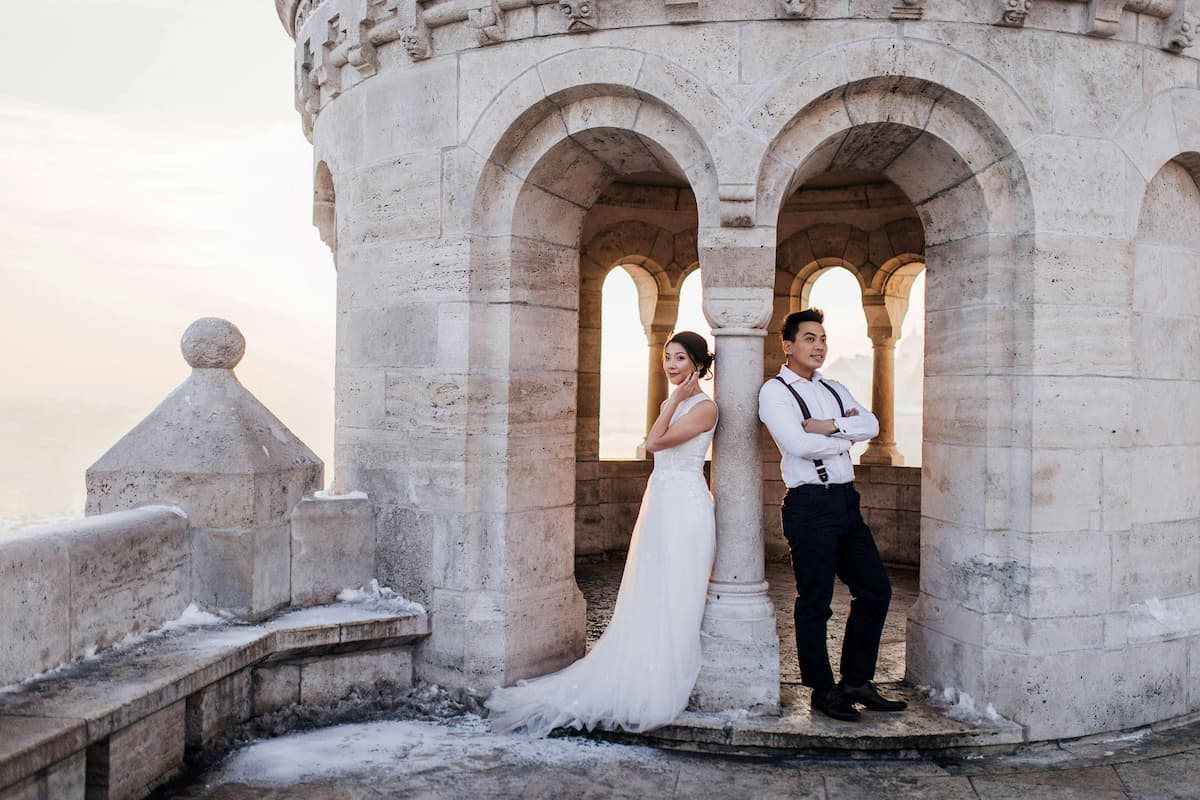 Noivos tirando foto em casamento no castelo.||Noiva fazendo ensaio fotográfico em um castelo.