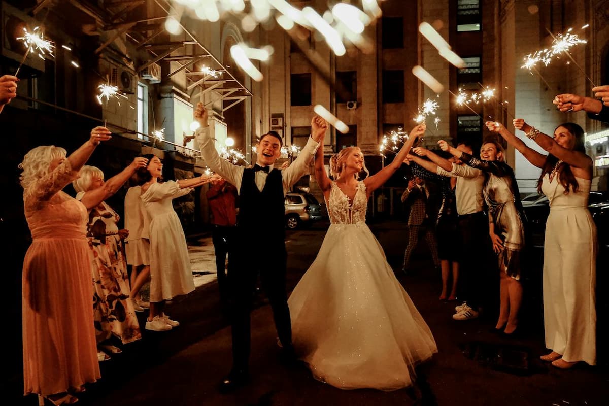 Imagem de um casal depois do casamento comemorando com os convidados||||||||||Imagem de um casal sentados mexendo no computador no quarto|Imagem d eum casal sentado no sofá vendo o computador abraçados|Imagem de um casamento na luz do dia com os noivos se casando no meio