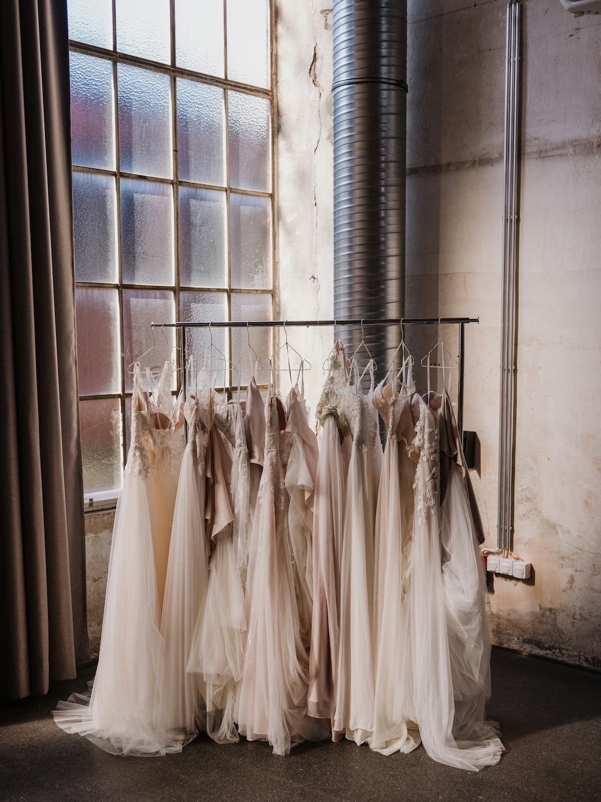 Imagem de diversos vestidos de casamento pendurados 