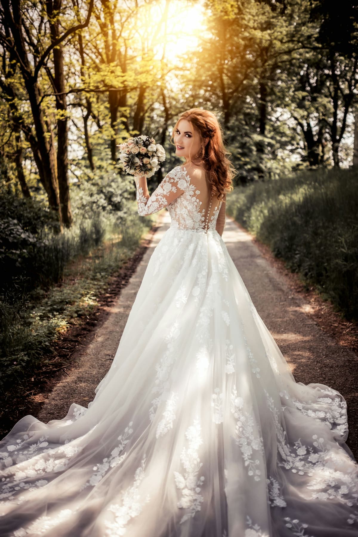 Imagem de uma mulher ruiva com vestido de noiva com manga