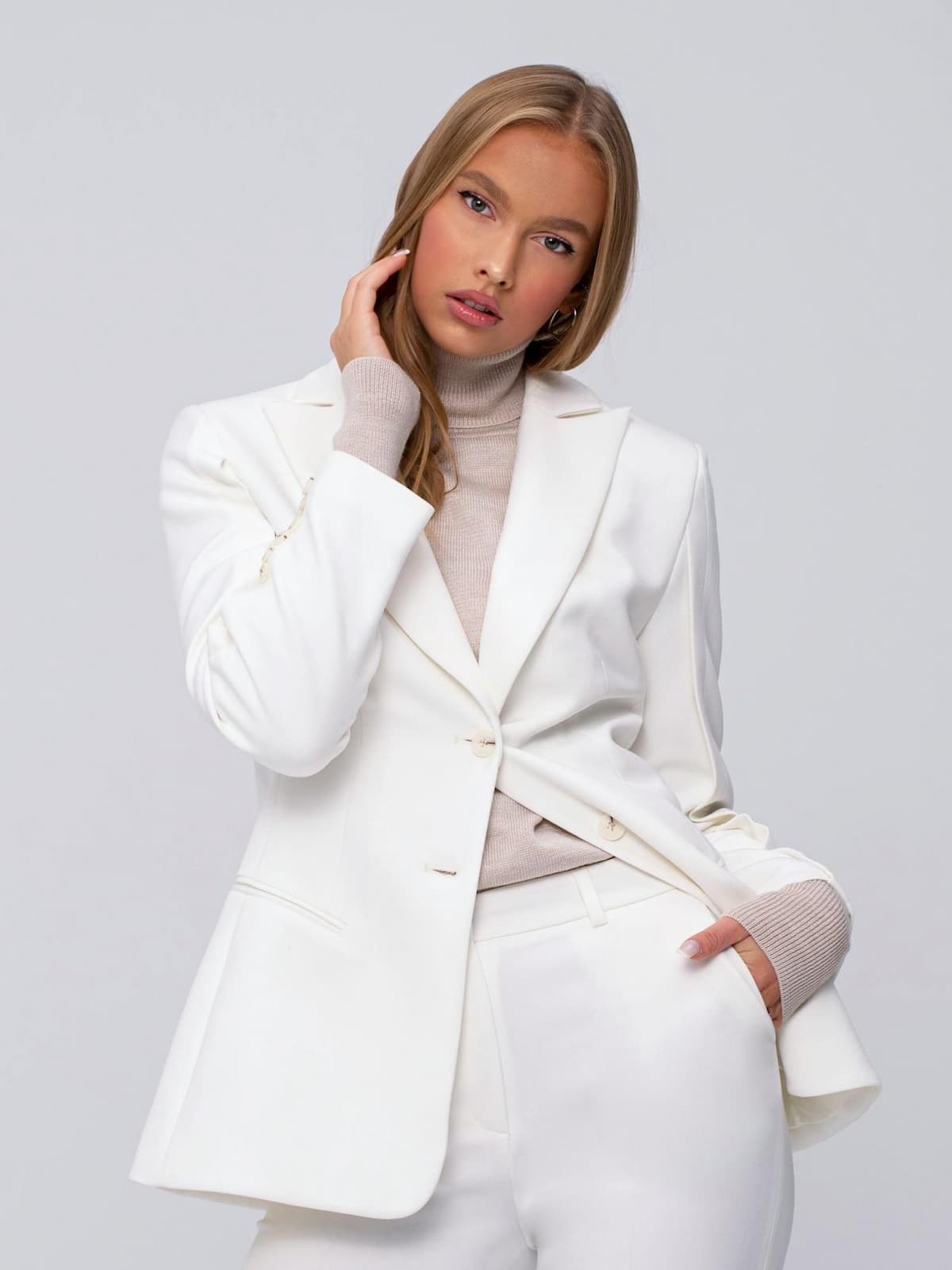 Imagem de uma mulher com terninho branco