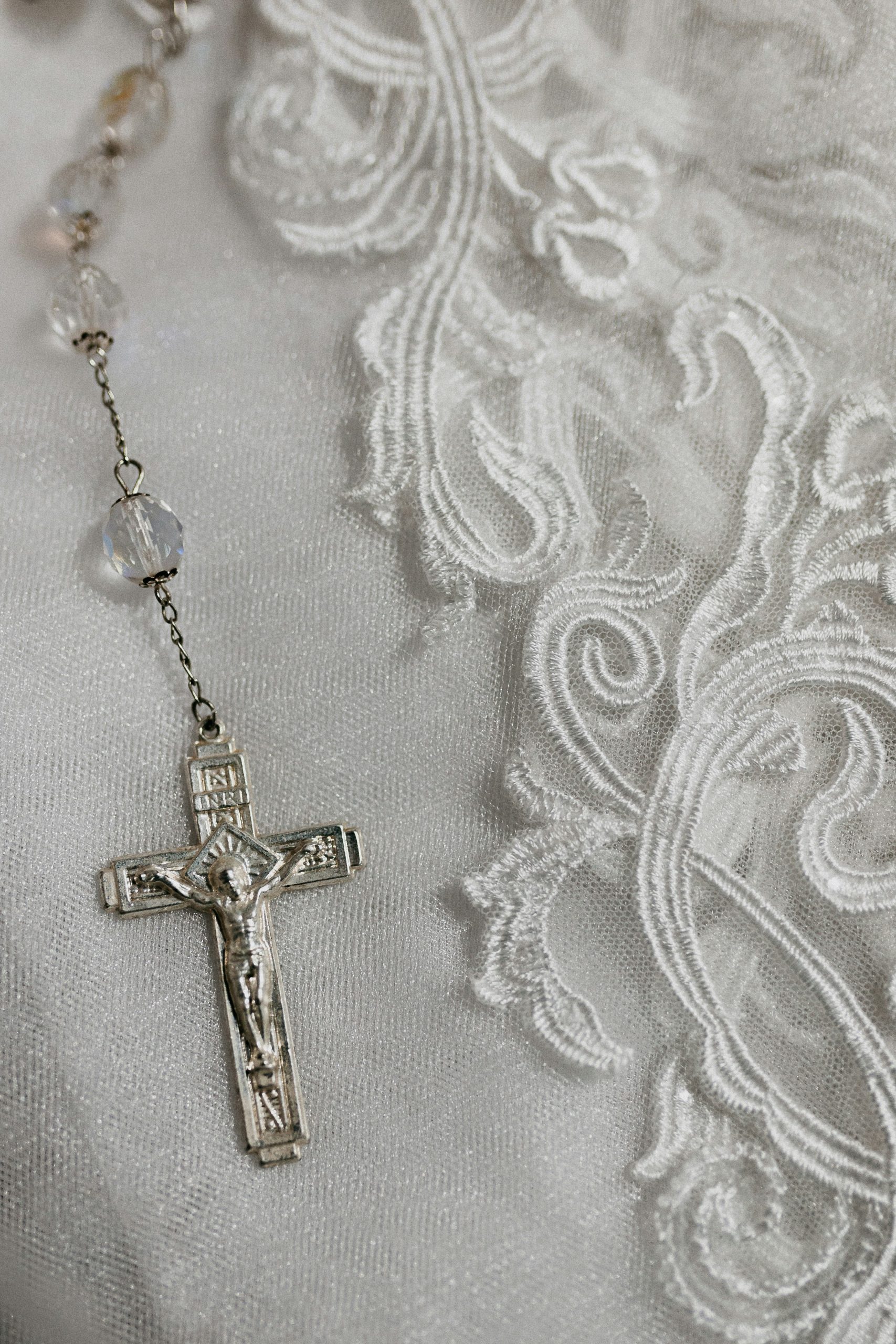 exemplo de terço com contas de cristal que pode ser usado no casamento