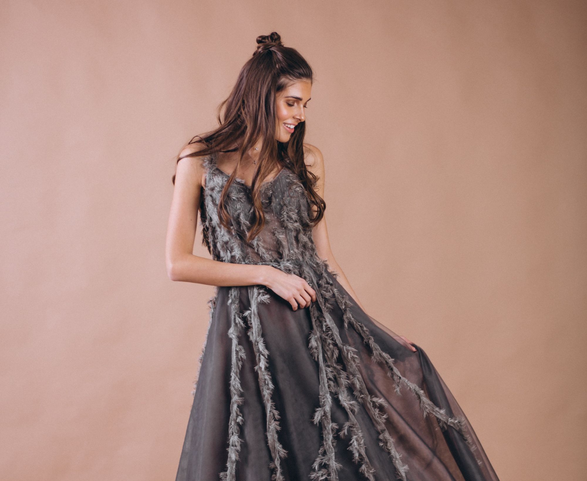 Vestido de noiva com cor: cinza