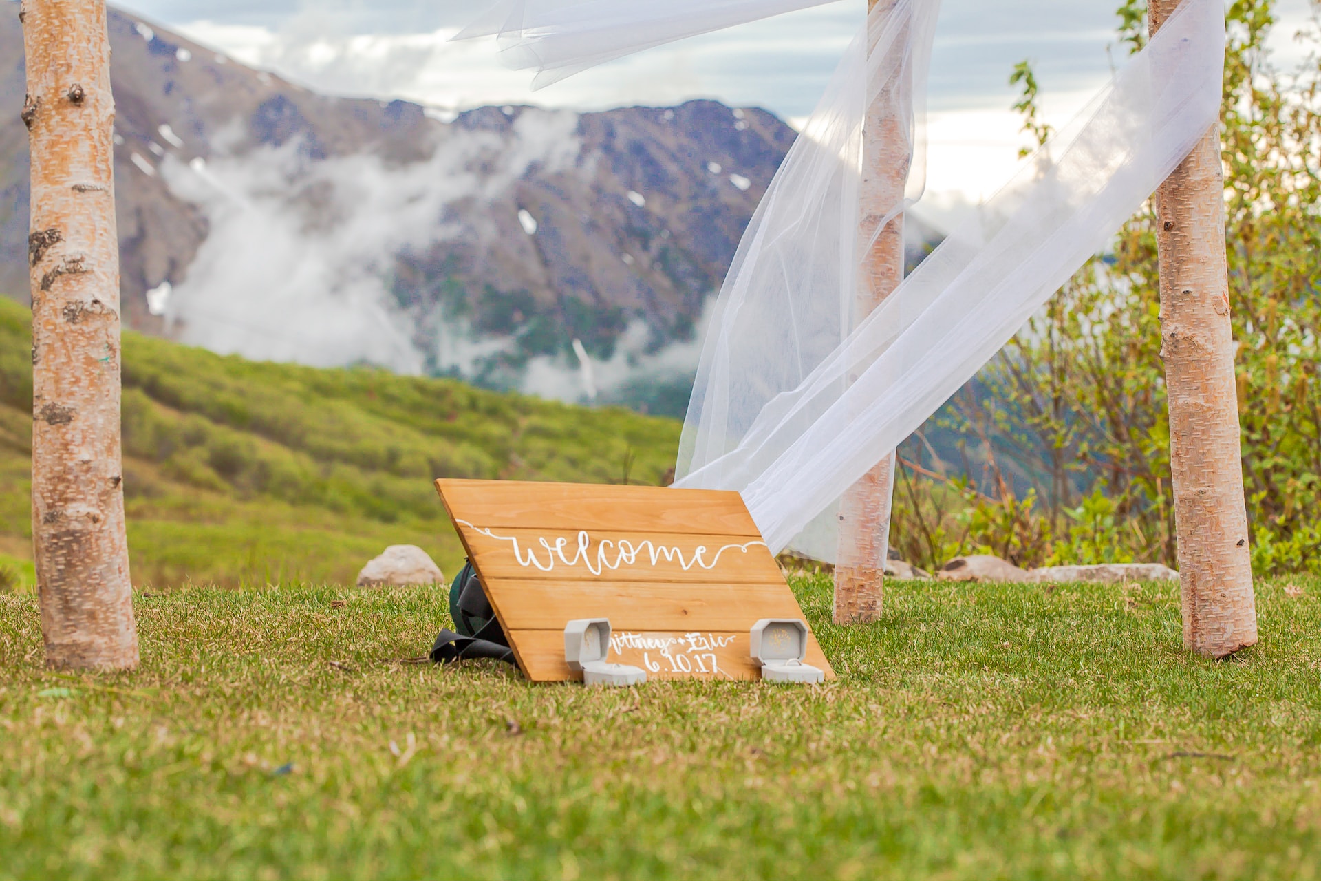 Casamento na montanha|Casamento: noivos em montanhas|Casamento nas montanhas: casal na natureza|Decoração intimista para casamento na montanha